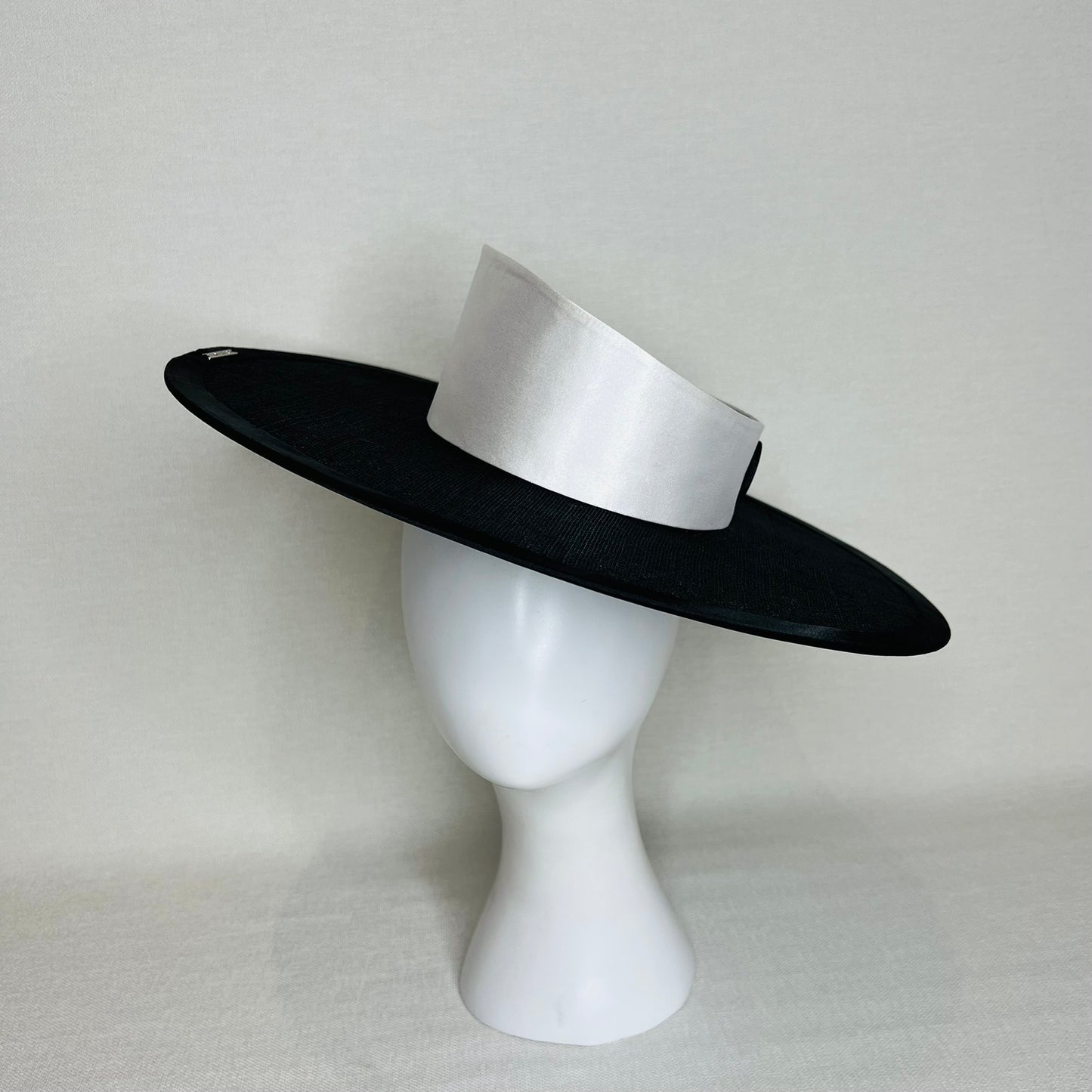 Phoebe - Hat Ensemble
