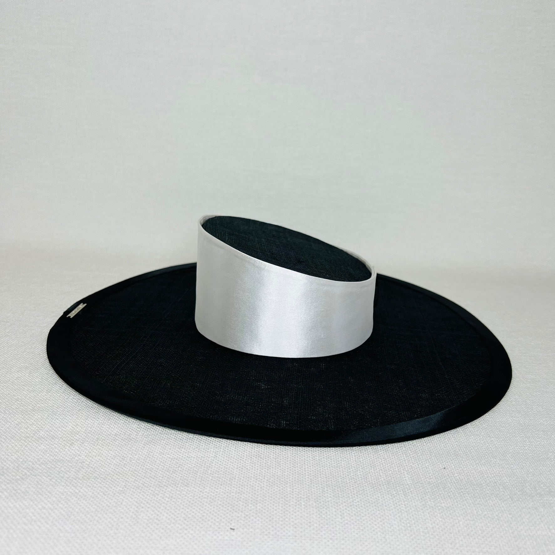 Phoebe - Hat Ensemble