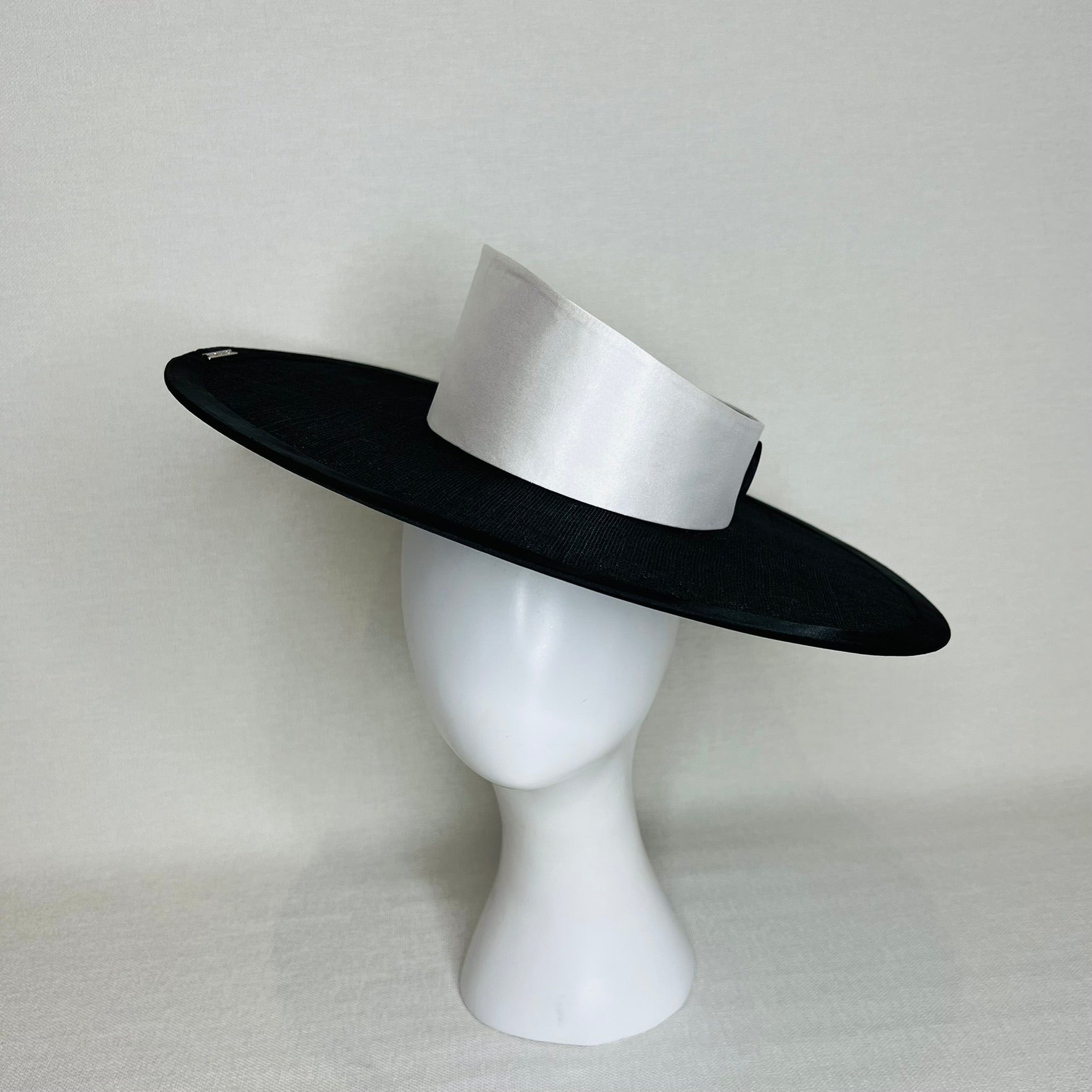Phoebe - Hat Ensemble